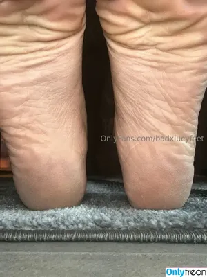 Badxlucyfeet / paulinasprettyfeet nude photo #0020