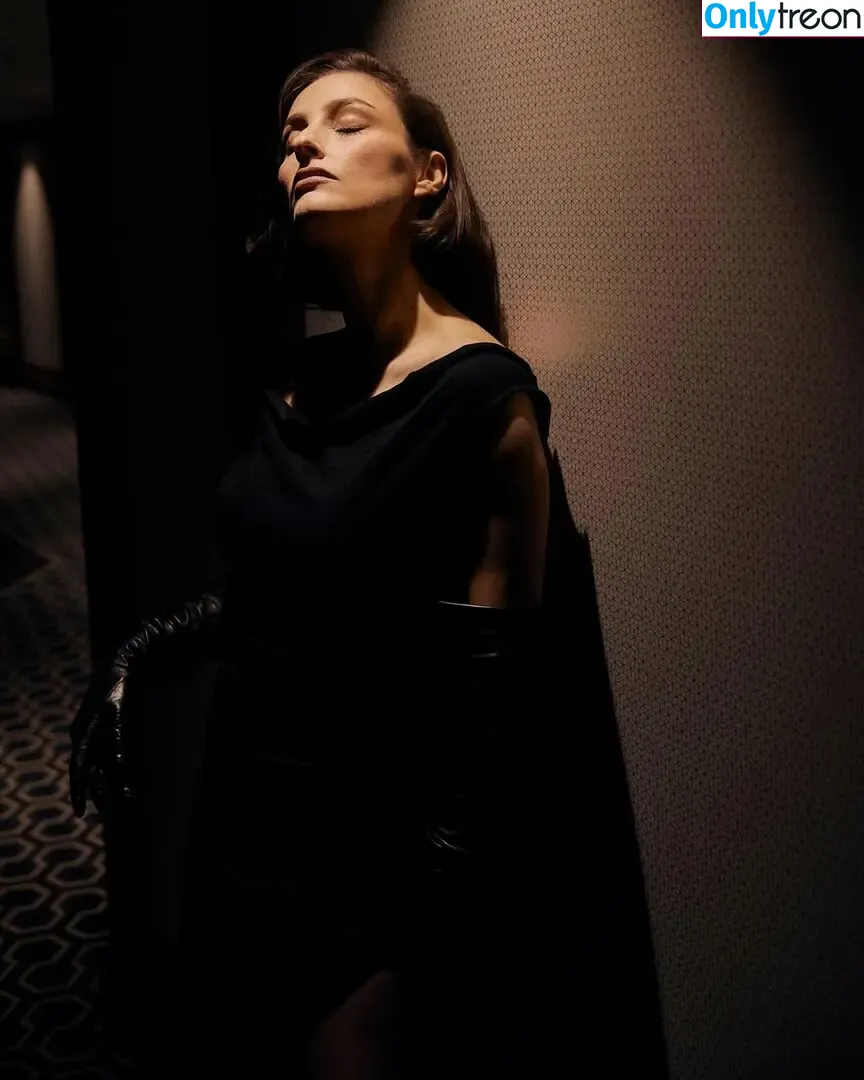 Banks голая photo #0071 (hernameisbanks)