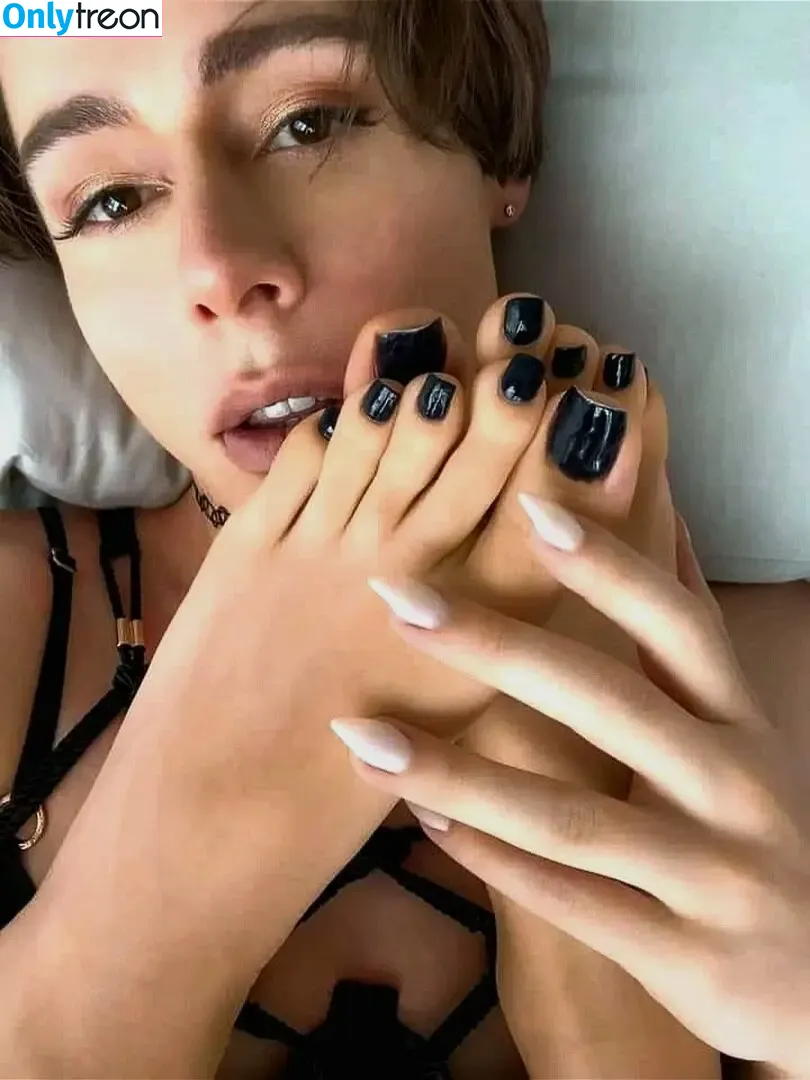 Bare Feet голая photo #1301 (barefeetpose)