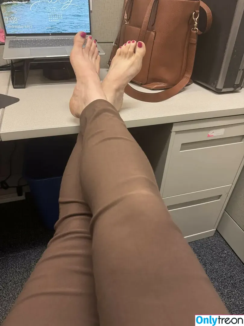 Bare Feet голая photo #1378 (barefeetpose)