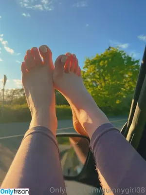 barefootgwyn_08 / barefootfive nude photo #0011