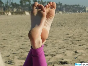 barefootwhtgrls / jgrunsthecity nude photo #0034