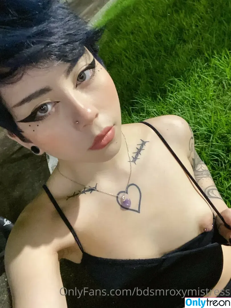 bdsmmistressroxy nude photo #0002 (deathcoremistress)