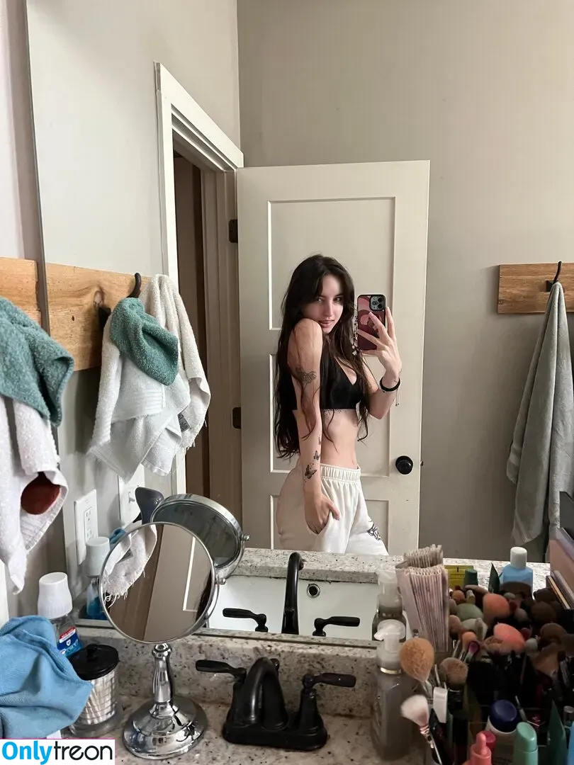 Beebee ASMR nude photo #0201 (beebeeasmr / beebeeasmr18 / weloveasmr)