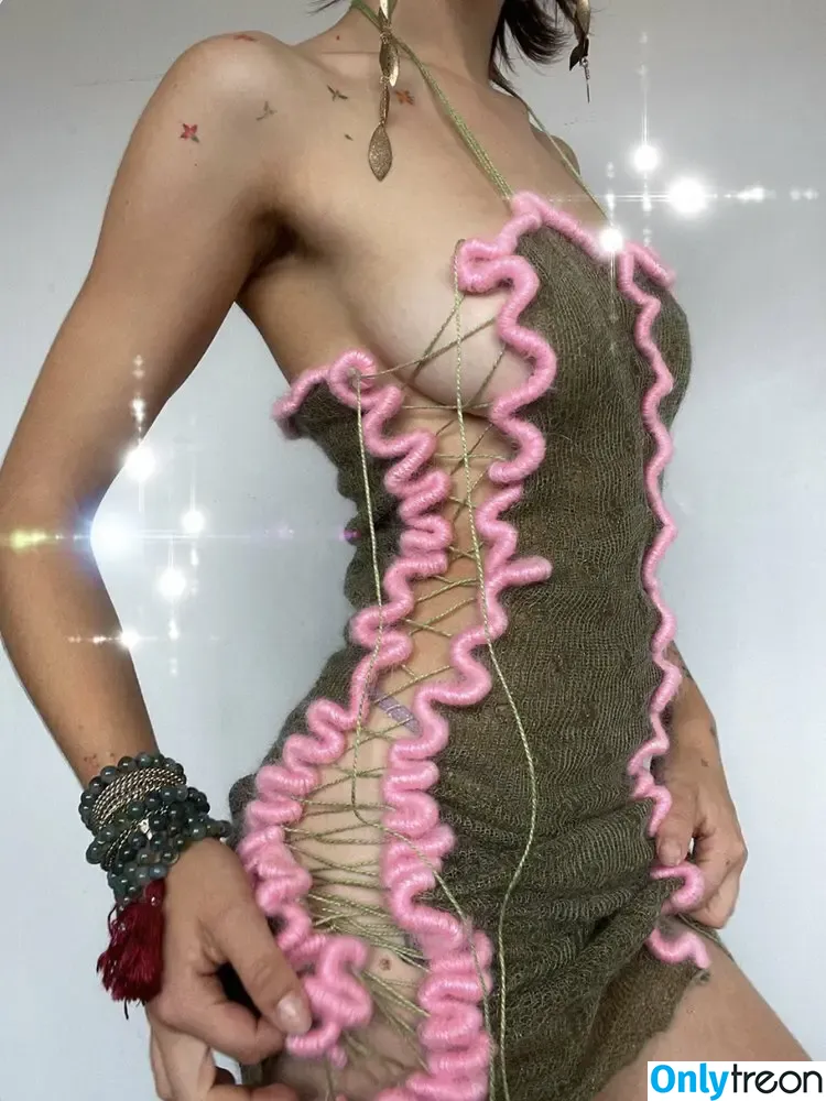 Beezie nude photo #0004 (Beezie)