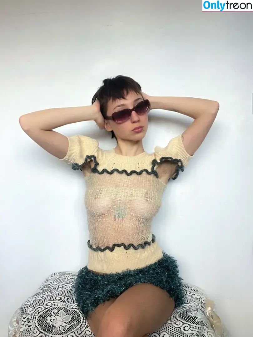Beezie nude photo #0005 (Beezie)