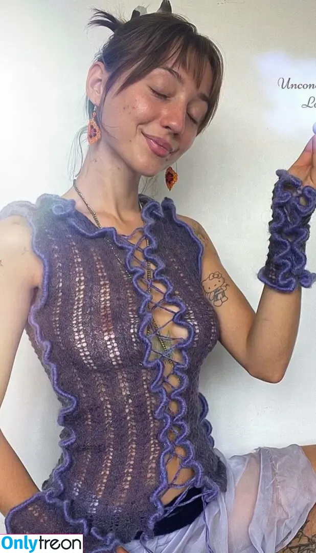 Beezie nude photo #0009 (Beezie)