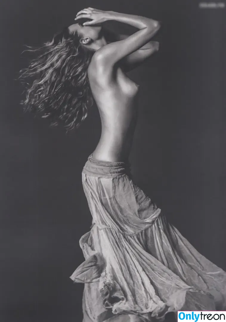 Behati Prinsloo nude photo #0012 (behatiprinsloo)