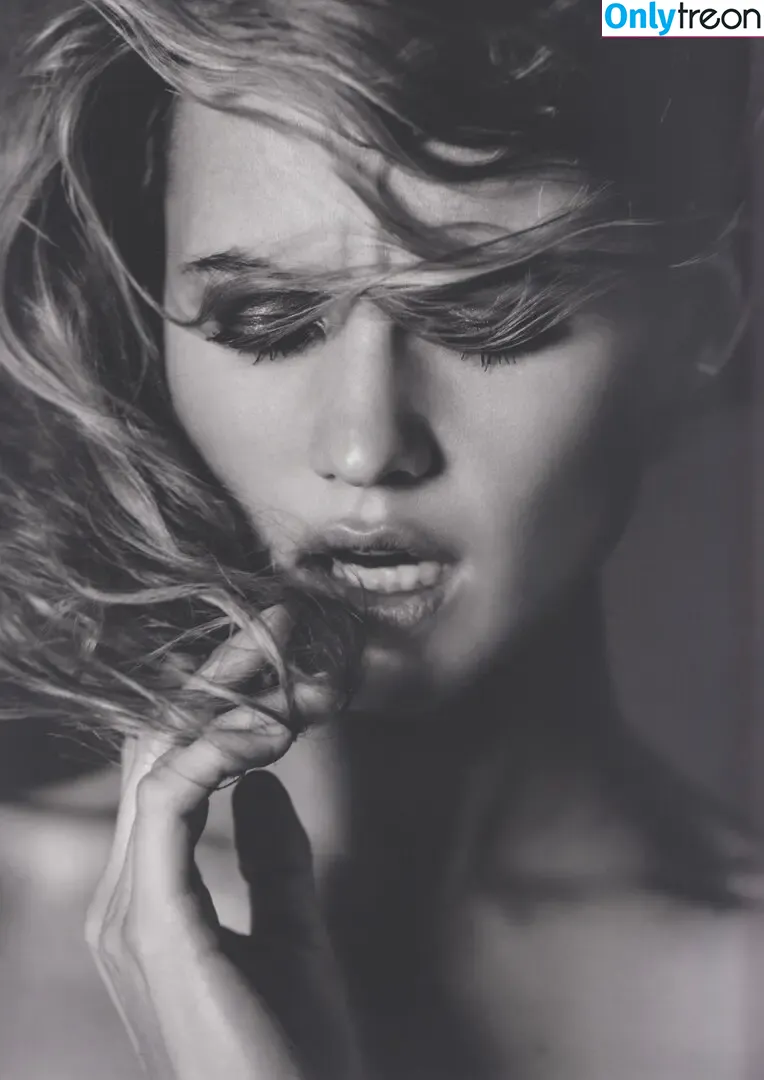 Behati Prinsloo nude photo #0015 (behatiprinsloo)