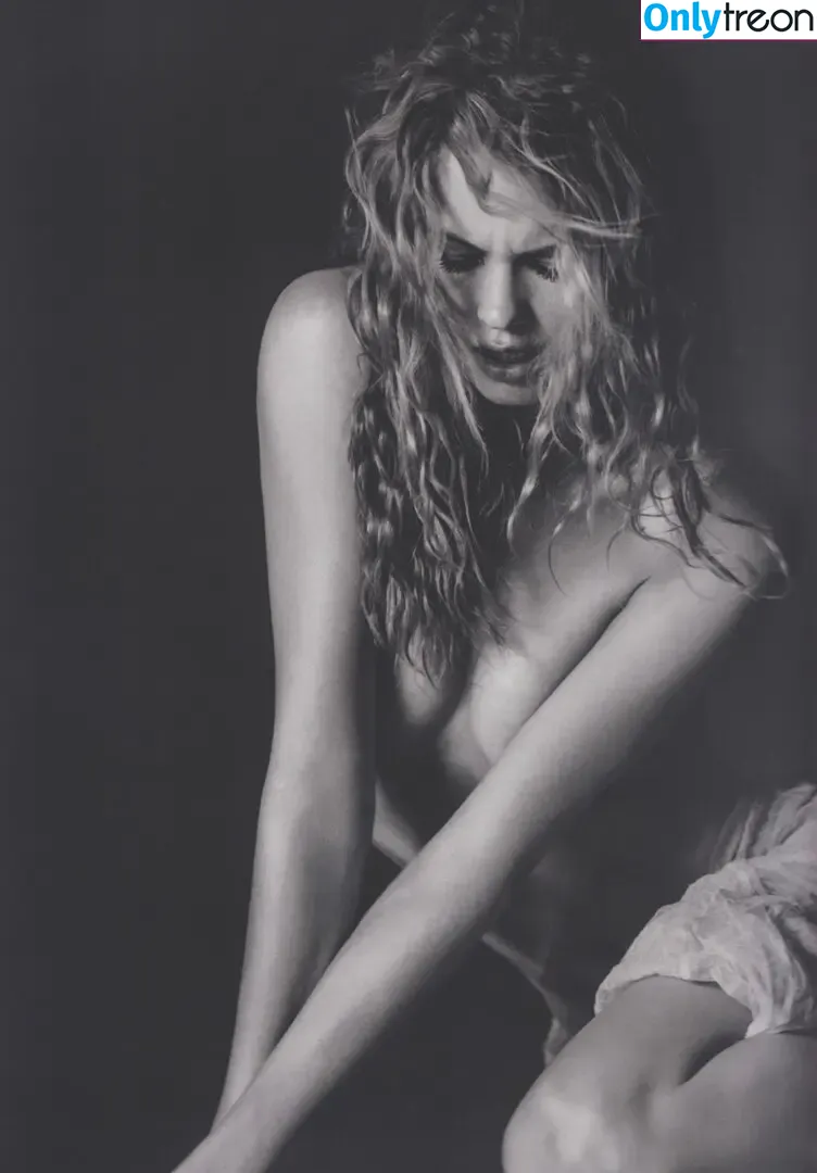 Behati Prinsloo nude photo #0017 (behatiprinsloo)