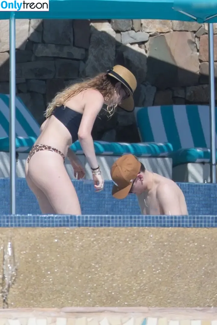 Behati Prinsloo nude photo #0018 (behatiprinsloo)