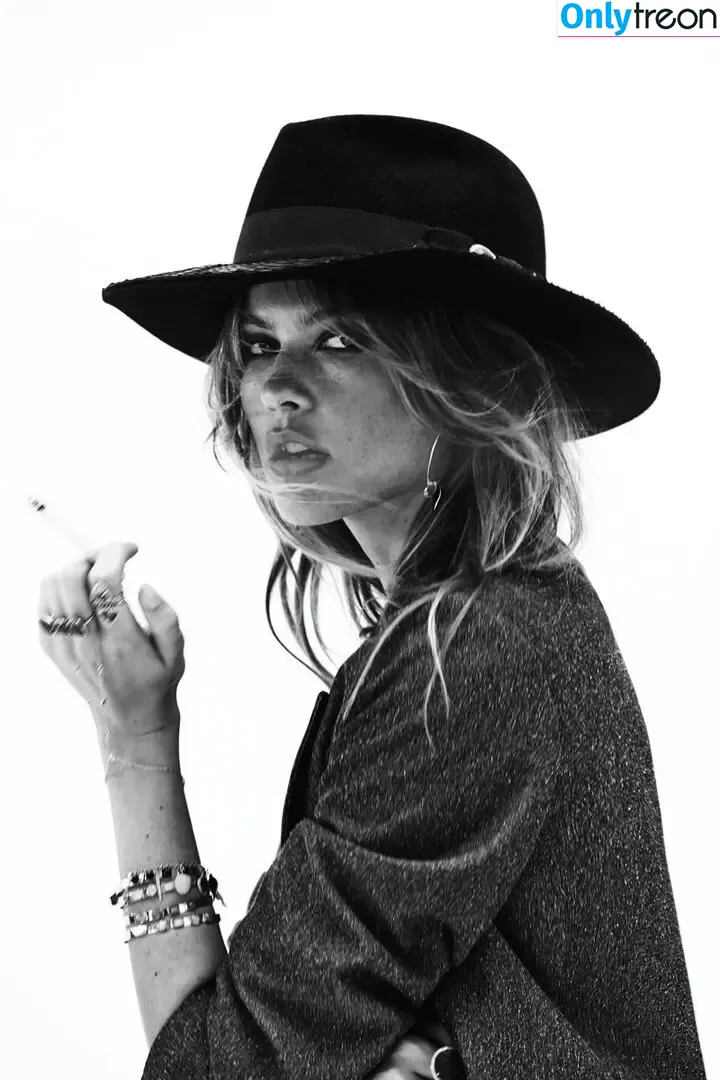 Behati Prinsloo nude photo #0040 (behatiprinsloo)