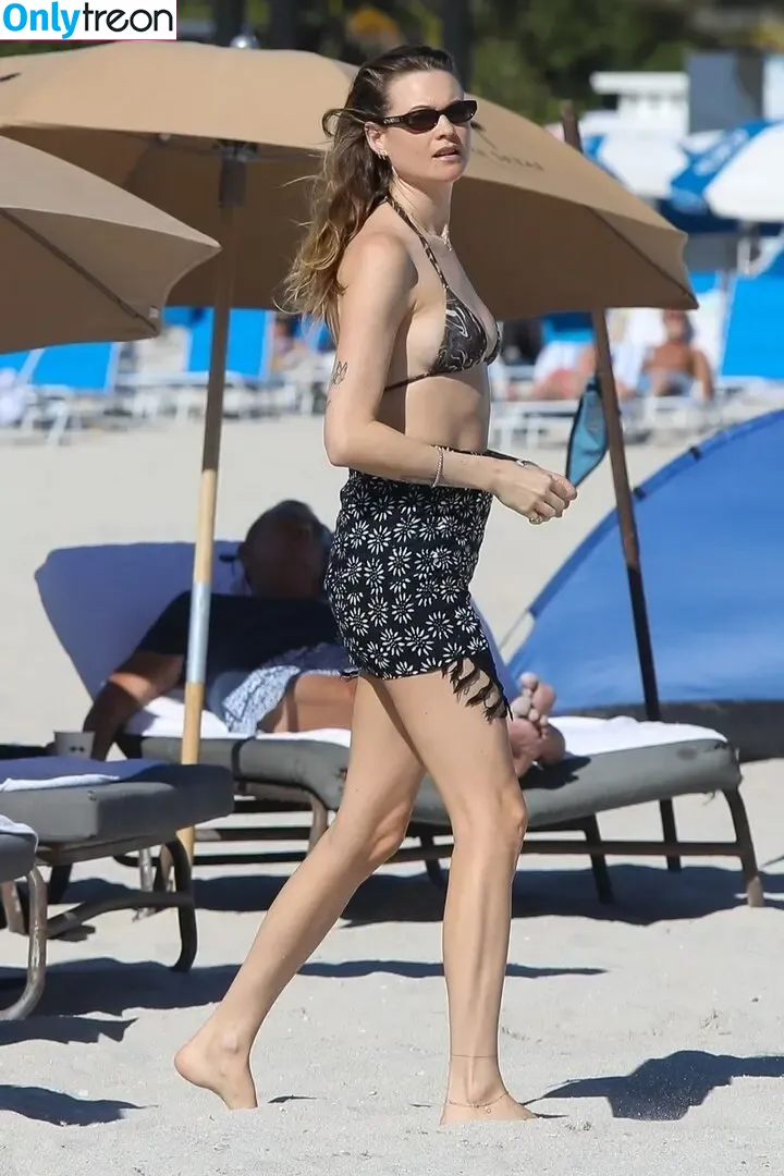Behati Prinsloo nude photo #0183 (behatiprinsloo)