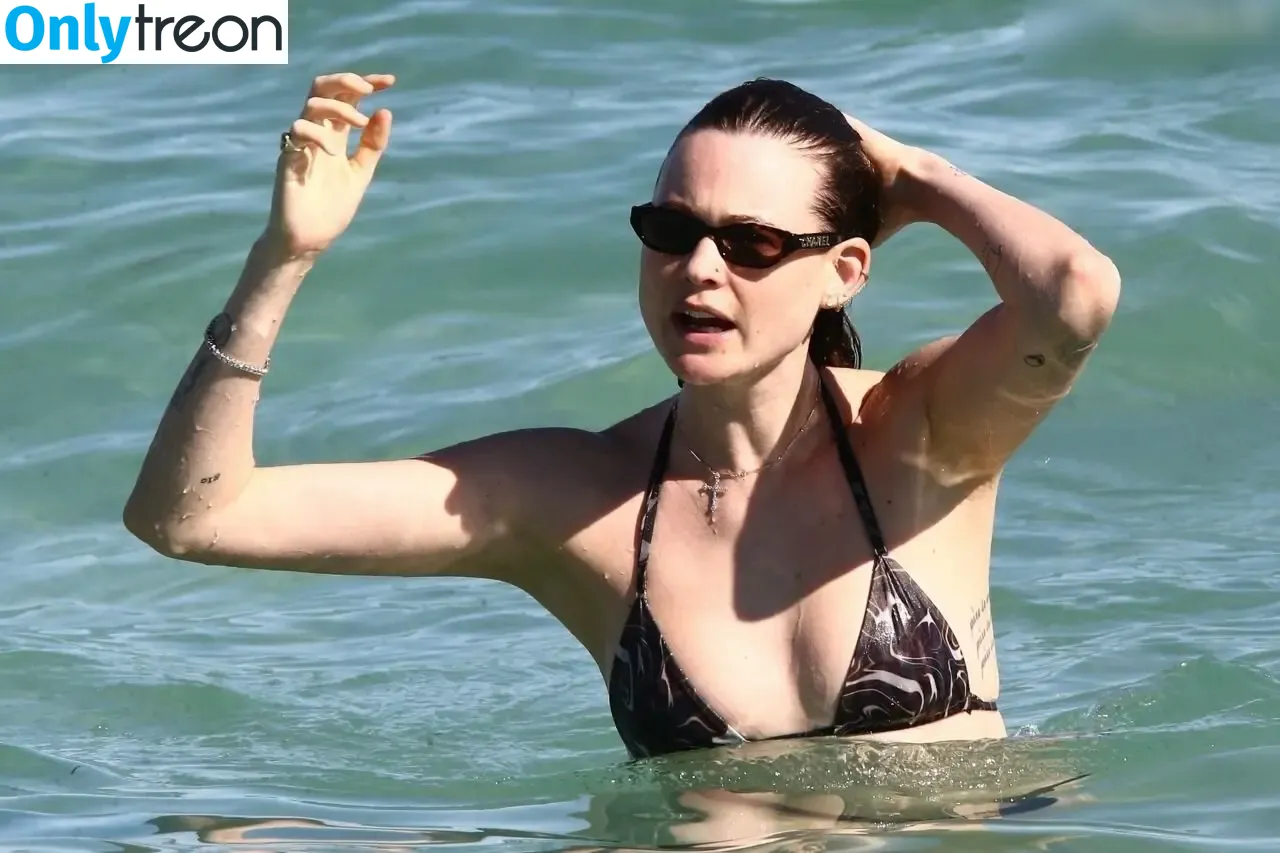 Behati Prinsloo nude photo #0188 (behatiprinsloo)