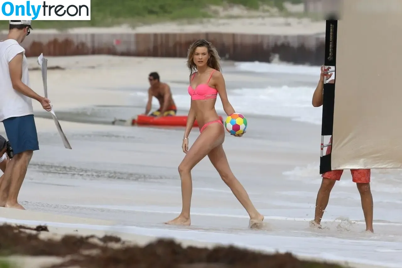 Behati Prinsloo nude photo #0303 (behatiprinsloo)