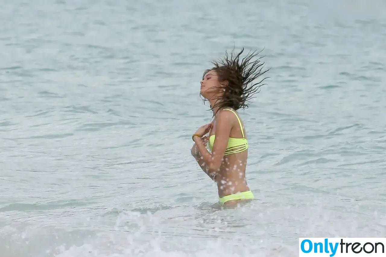 Behati Prinsloo nude photo #0313 (behatiprinsloo)