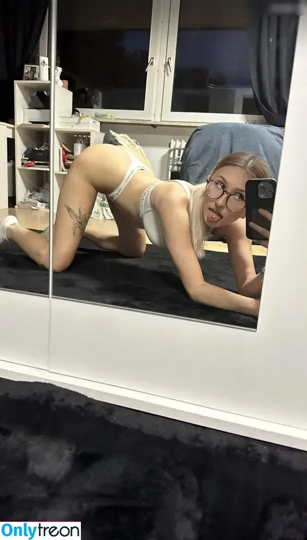 bella_dmn nude photo #0025 (bella_dmn)