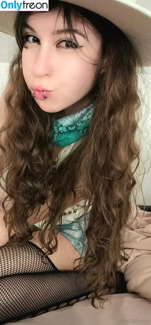 bellafangz nude photo #0163 (ahegaofangz)