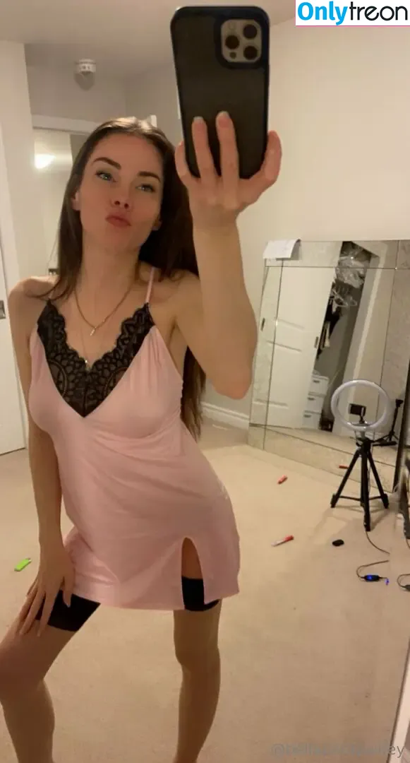 bellapetitewifey nude photo #0129 (bellapettitt)