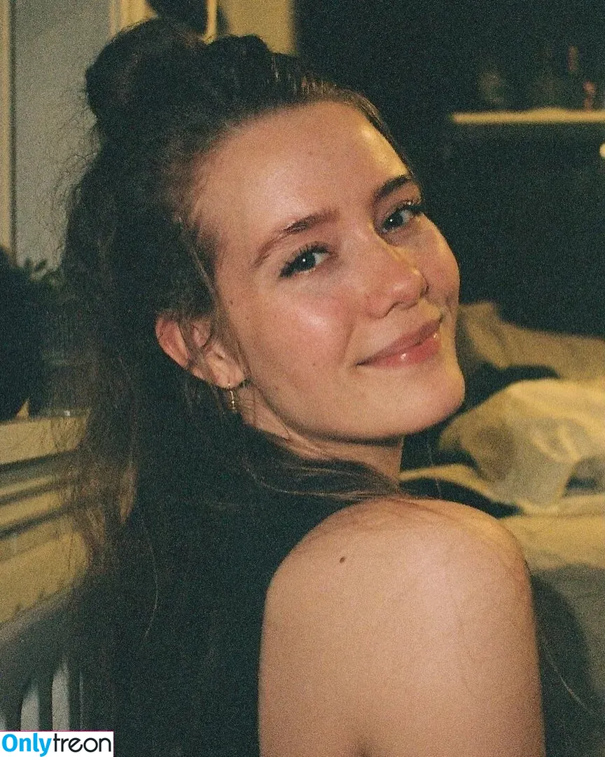 Berta Andrea Snædal nude photo #0003 (bandreas4 / bertaandreasnaedal)