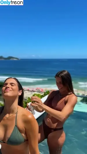 Bie & Branca Feres / Gêmeas do Nado Sincronizado / biaebrancaferes nude photo #0118