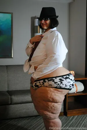 bigbootyasshley / the_real_bigbootyasshley nude photo #0021