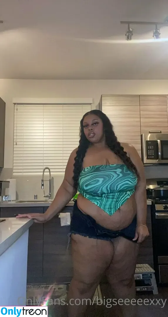 bigseeeeexxy nude photo #0002 (bigseeeeeexxy)