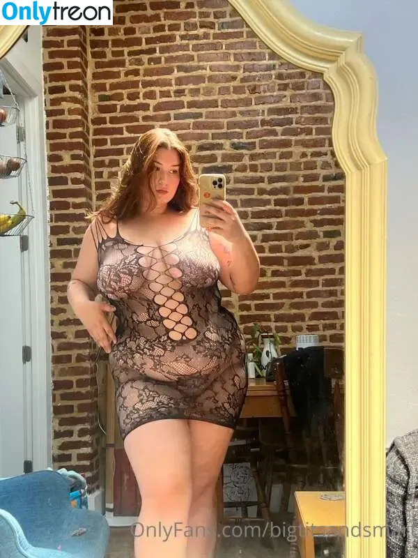 bigtitsandsmart nude photo #0004 (iamskitts)