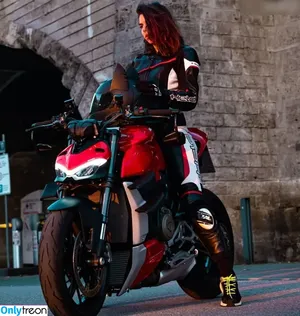 Biker_qu33n nude photo #0102