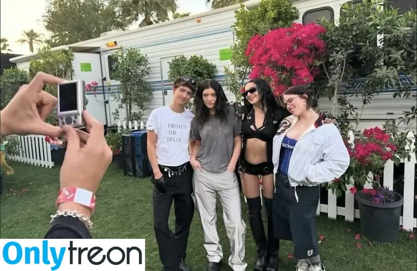 Billie Eilish голая photo #3995 (Fake / billeeilish / billieeilish)