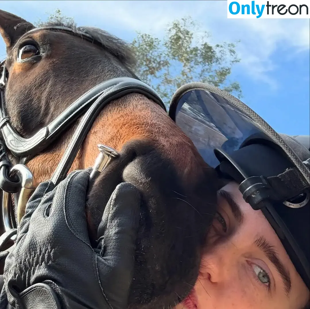 Billie Eilish голая photo #4166 (Fake / billeeilish / billieeilish)