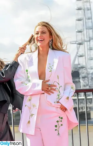 Blake Lively / blakelively nude photo #0818