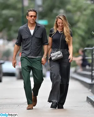 Blake Lively / blakelively nude photo #0902