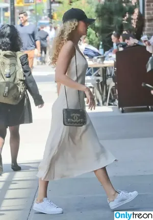 Blake Lively / blakelively nude photo #0912