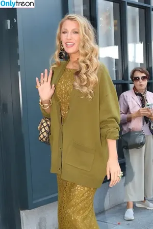 Blake Lively / blakelively nude photo #0946