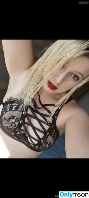 Blondiihell nude photo #0001