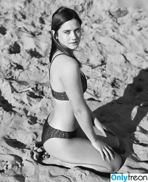 Bonnie Wright / thisisbwright nude photo #0048