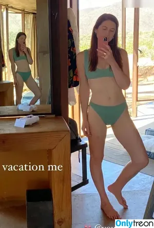 Bonnie Wright / thisisbwright nude photo #0050