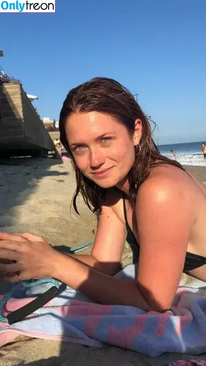 Bonnie Wright / thisisbwright nude photo #0073