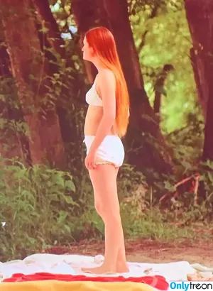 Bonnie Wright / thisisbwright фото голая #0106
