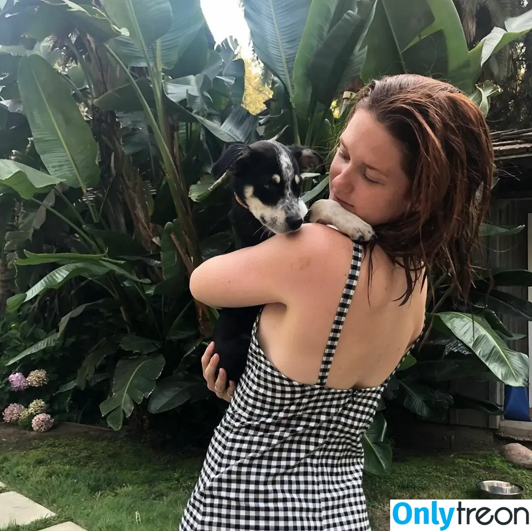 Bonnie Wright nude photo #0092 (thisisbwright)
