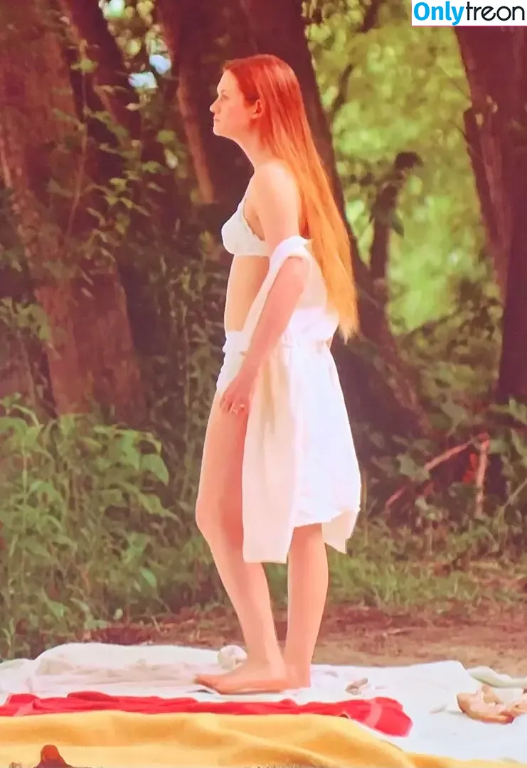 Bonnie Wright nude photo #0110 (thisisbwright)
