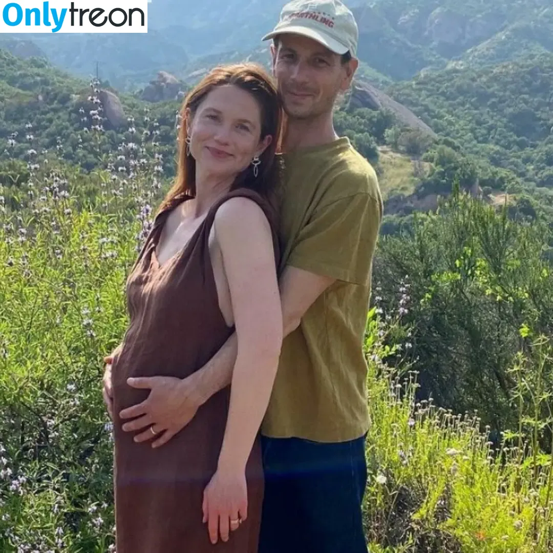 Bonnie Wright голая photo #0139 (thisisbwright)