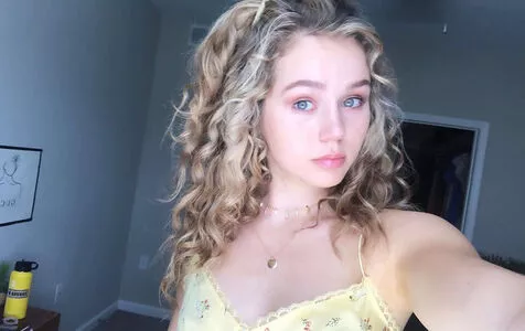 Brec Bassinger / brecbassinger фото голая #0185