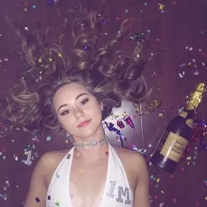 Brec Bassinger / brecbassinger фото голая #0190