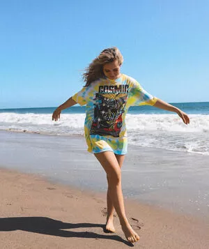 Brec Bassinger / brecbassinger фото голая #0192