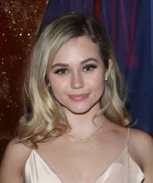 Brec Bassinger / brecbassinger фото голая #0213