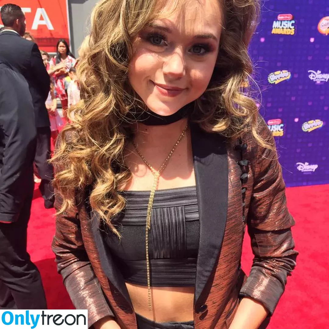 Brec Bassinger голая photo #0218 (brecbassinger)