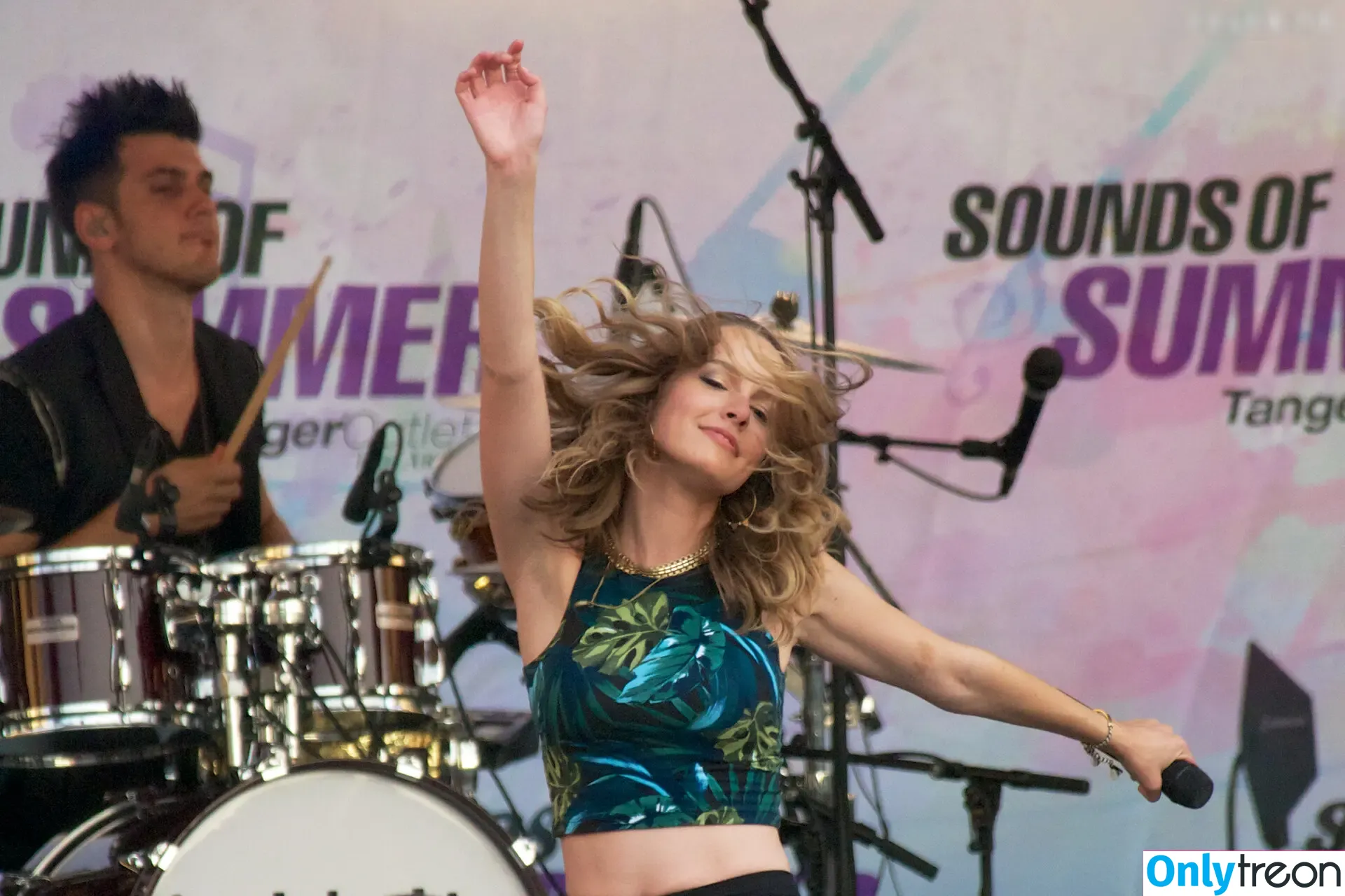 Bridgit Mendler nude photo #0003 (bridgitmendler)