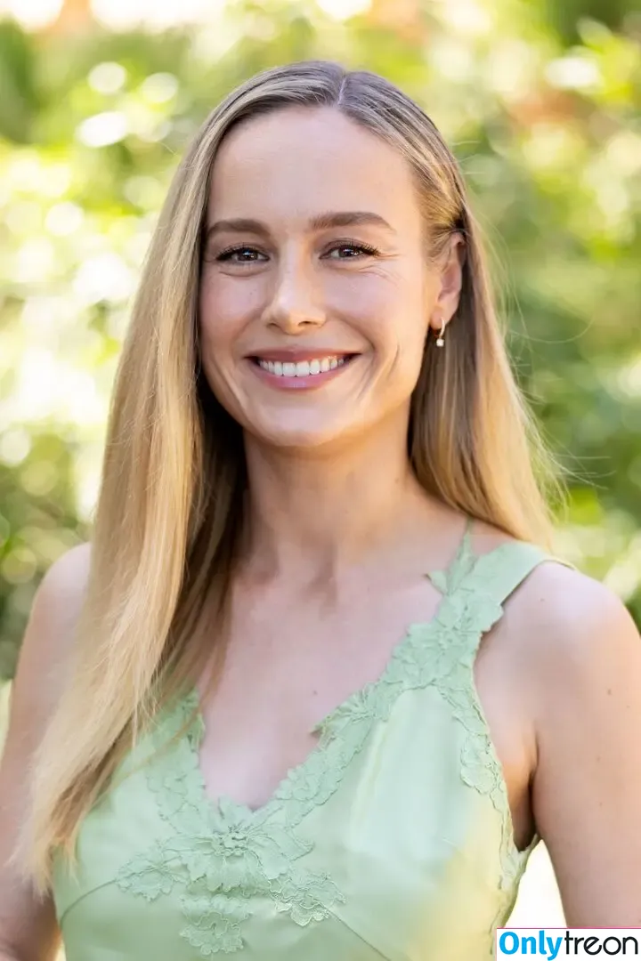 Brie Larson nude photo #1465 (brielarson)